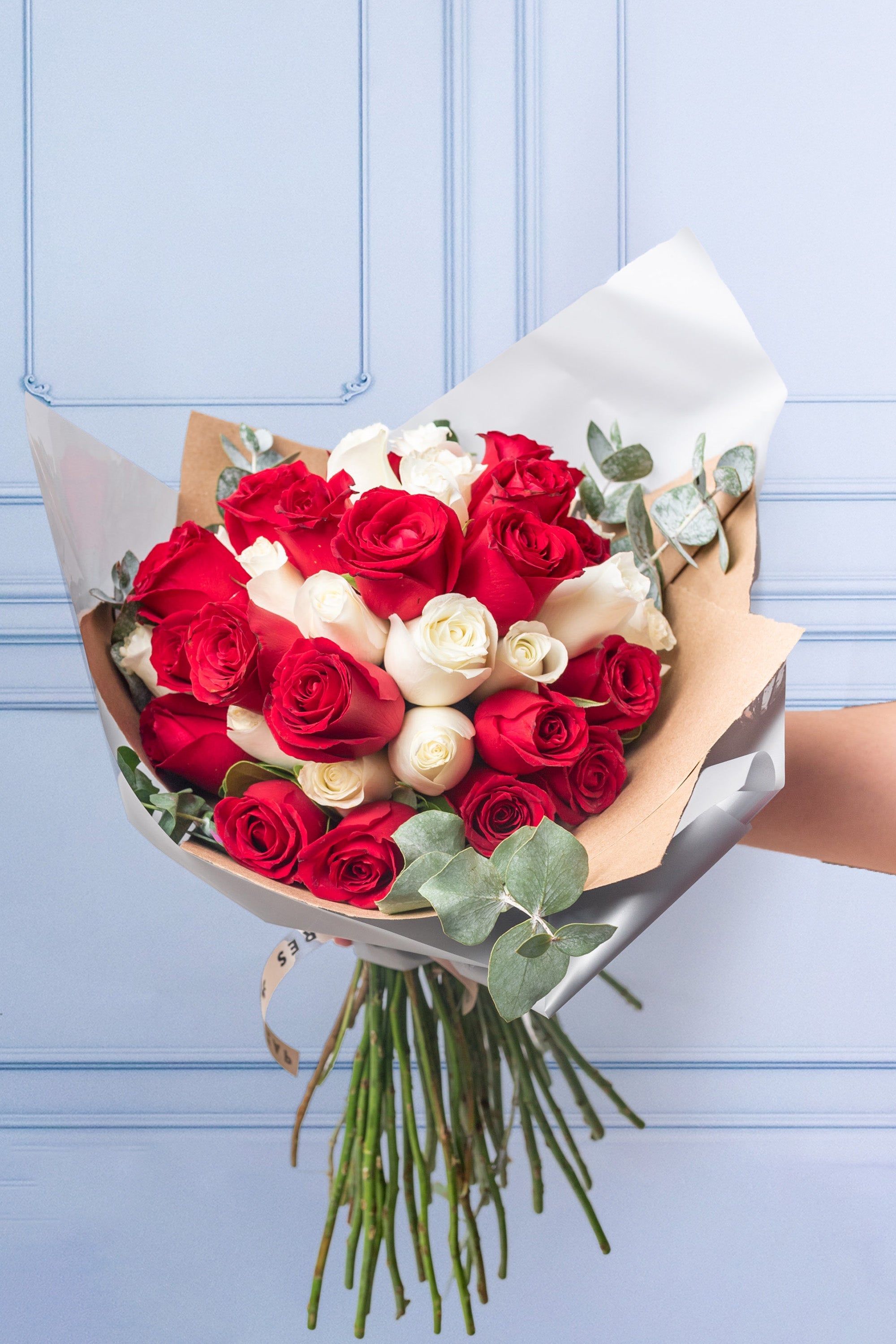Ramo buchón con 50 rosas rojas y rosadas envuelto en papel coreano con lazo  y tarjeta dedicatoria - Happyflor