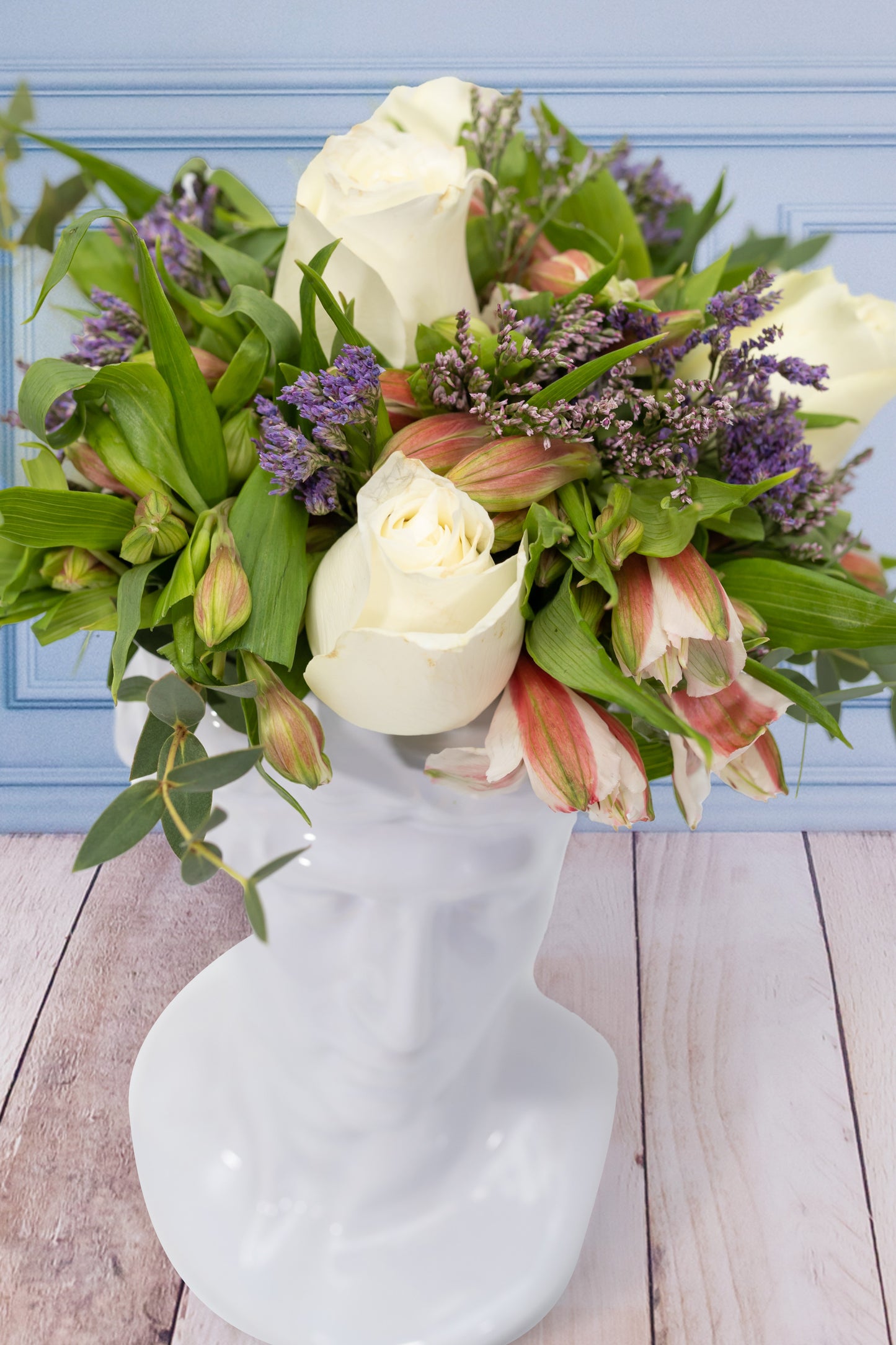 Cabeza de David - Rosa Blanca, Astromelias y Limonium