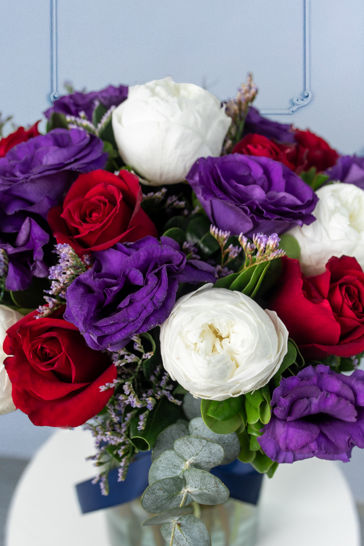 Perfecta - Peonia Blanca, Rosa Roja y Lisianthus ATIZ