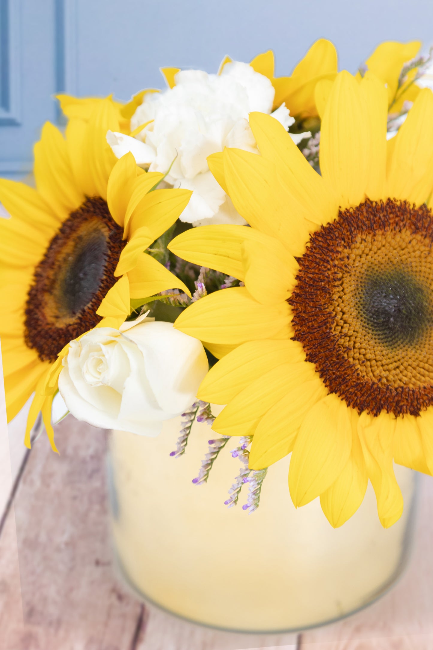 Centro de Mesa 4 - Girasol y Rosa Blanca