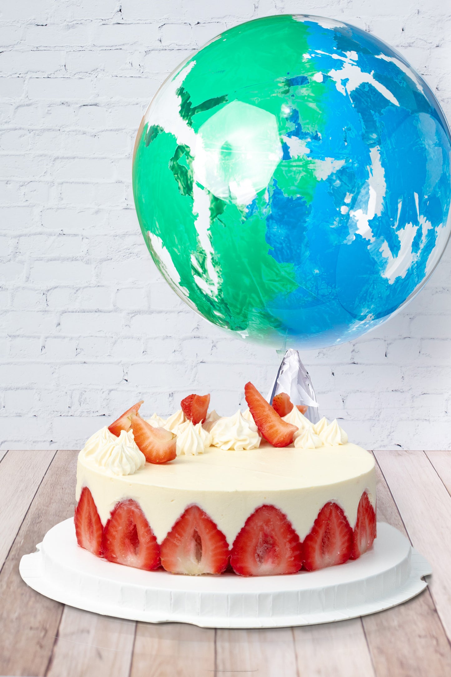 Pastel Grande de Fresa - con globo Explosión Azul y Verde