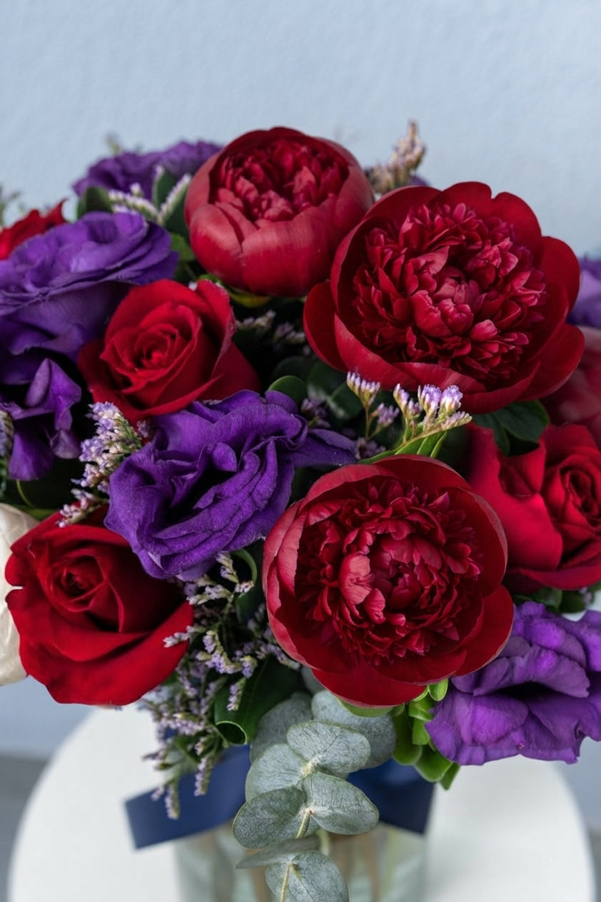 Amor Completo - Peonia Roja, Rosa Roja y Lisianthus