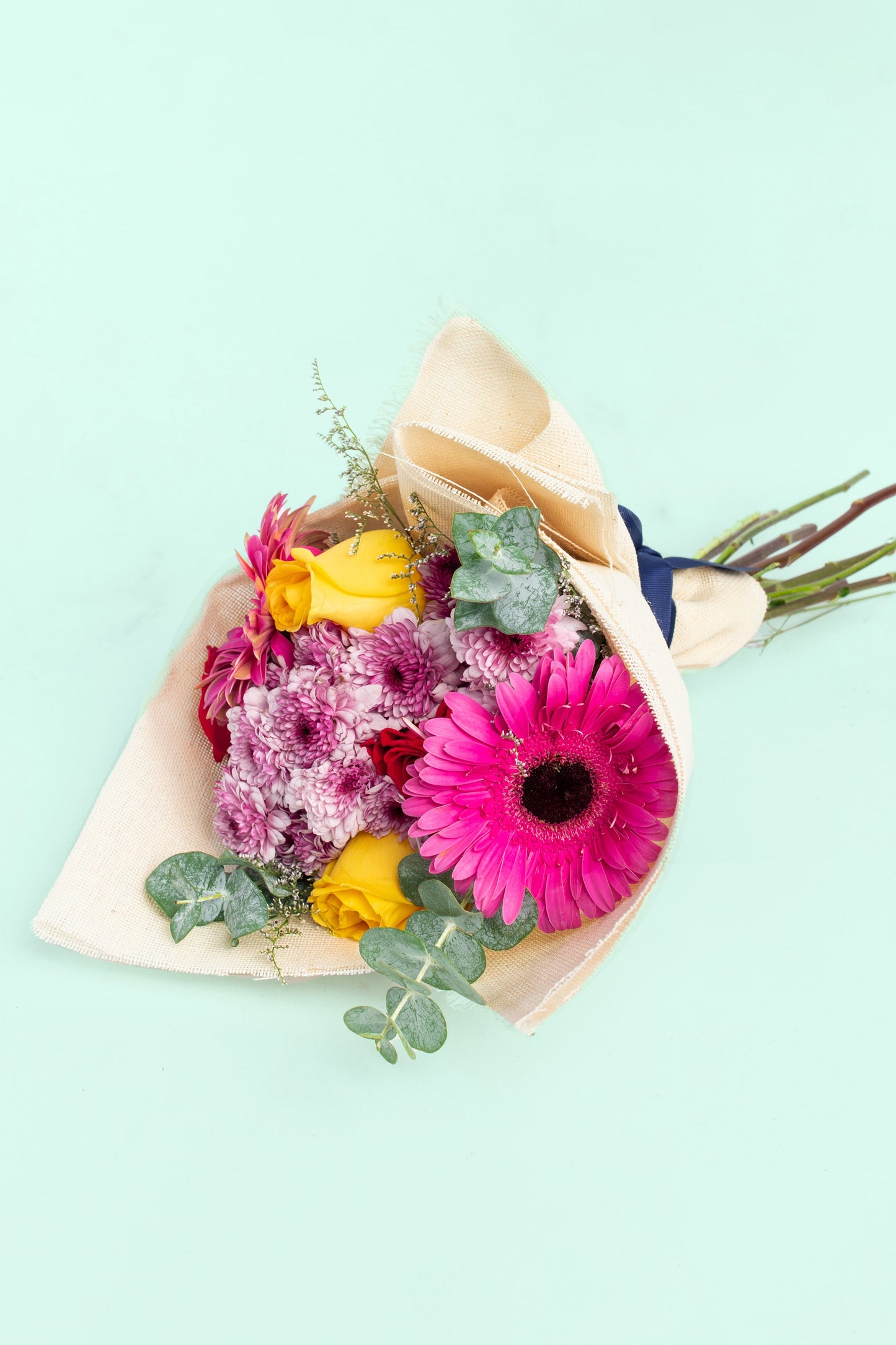 Ramo Gerbera, Rosa Amarilla, Roja y Moreliana - Envoltura Yute ATIZ