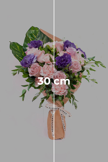 Amor Bonito - Rosa Clarita, Clavel Rosa y Lisianthus Con florero VALLARTA