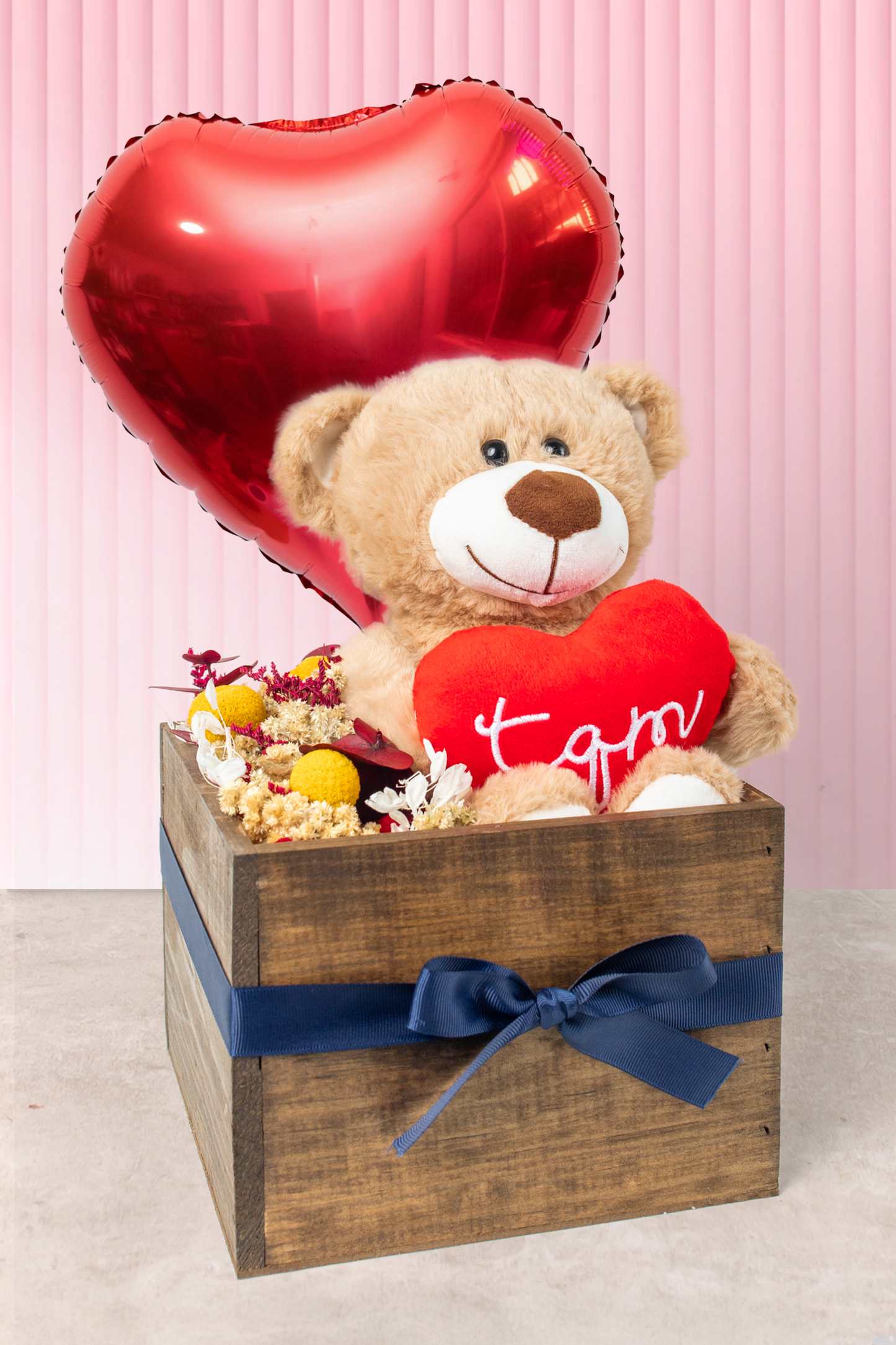 Pienso en Ti SV - Caja con Peluche, Flores y Globo