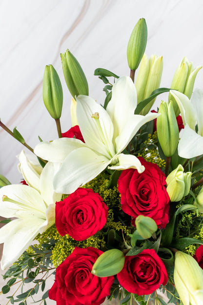 Carmín - Rosas Rojas y Lilium Blanca ACA