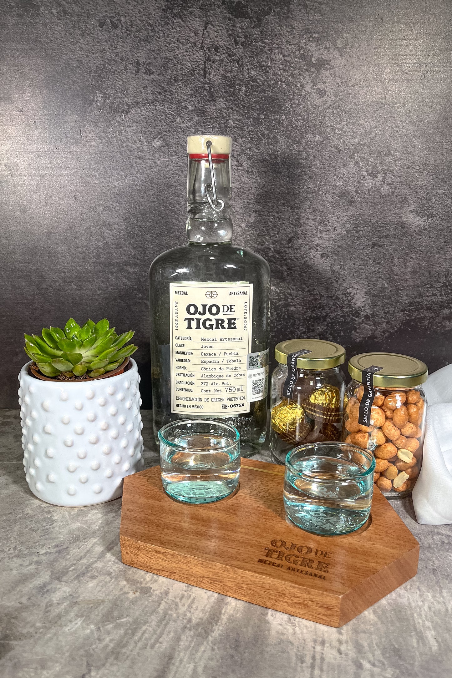 Kit Ojo de Tigre - Mezcal, Ferreros, Cacahuates y Suculenta