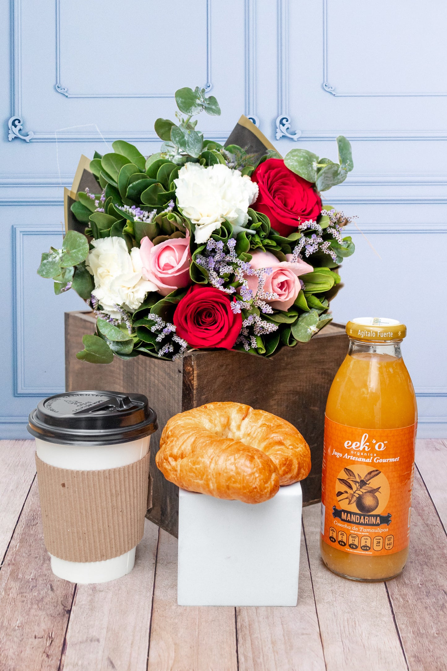 Buenos Días - Kit de Desayuno Café, Cuernito, Jugo y Flores