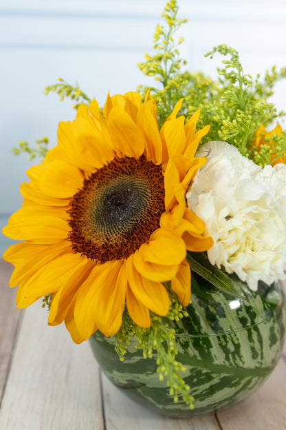 Centro de Mesa 6 - Girasoles con Solidago y Clavel Blanco