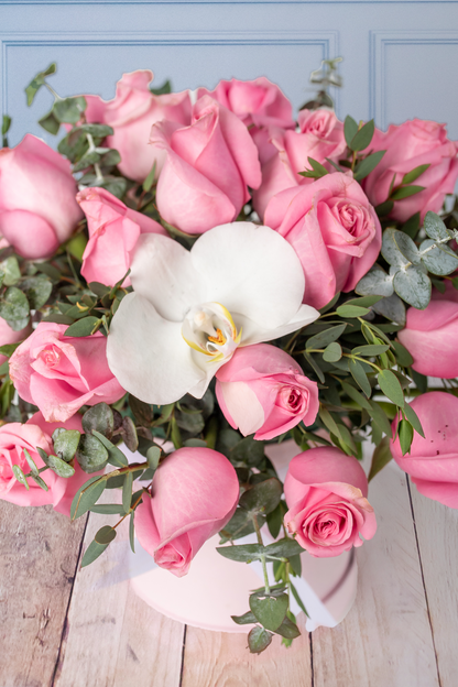 Deja Vú - Box of Light Roses with Orchid