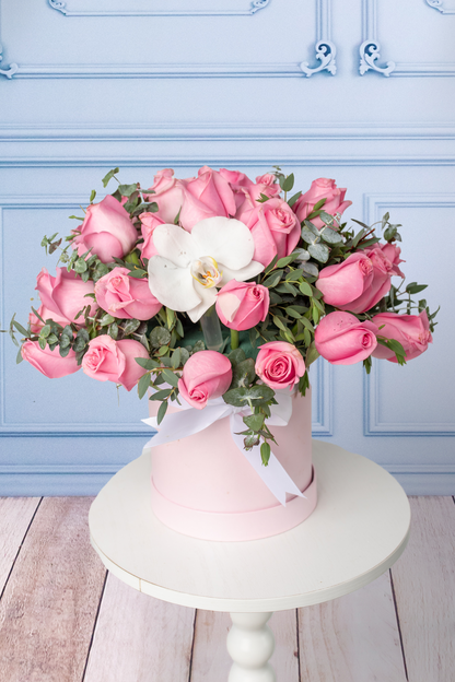 Deja Vú - Box of Light Roses with Orchid
