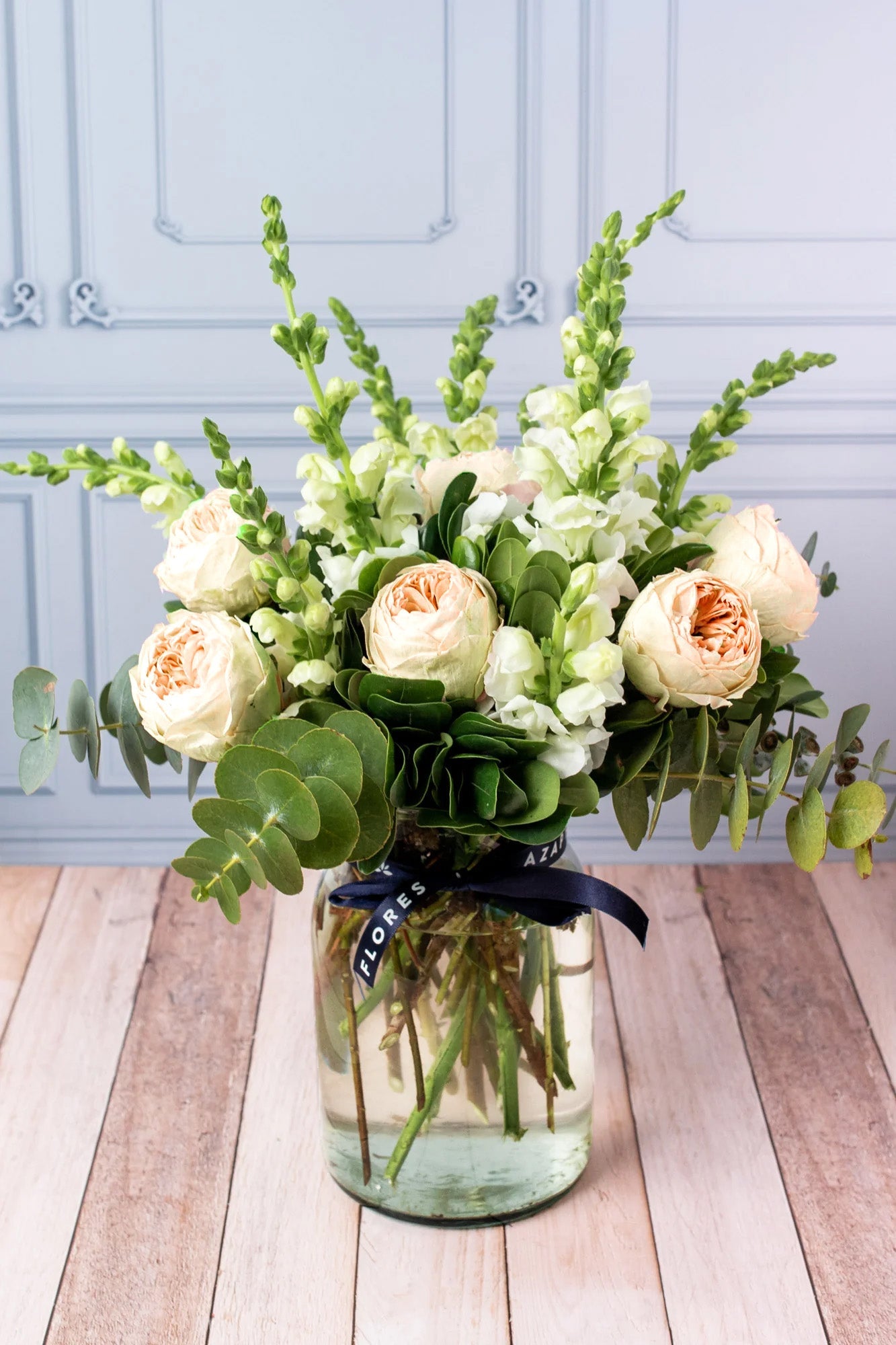 Verano - Peonias Eternas Rosas y Perrito Blanco