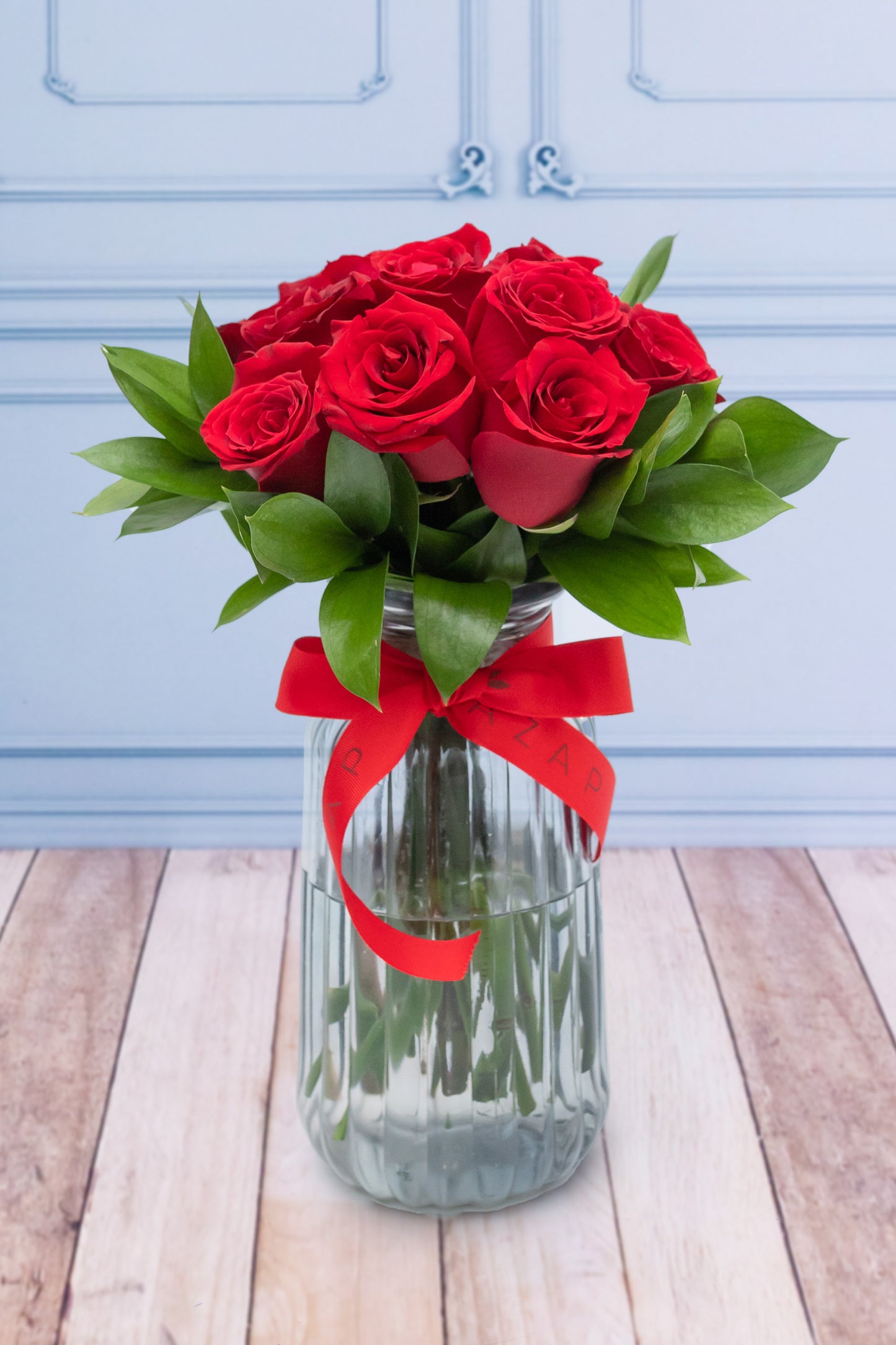12 Rosas Rojas con Florero Rayado - Flores