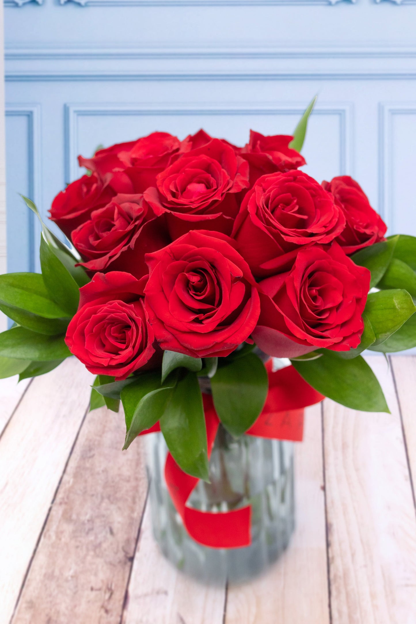 12 Rosas Rojas con Florero Rayado / Flores