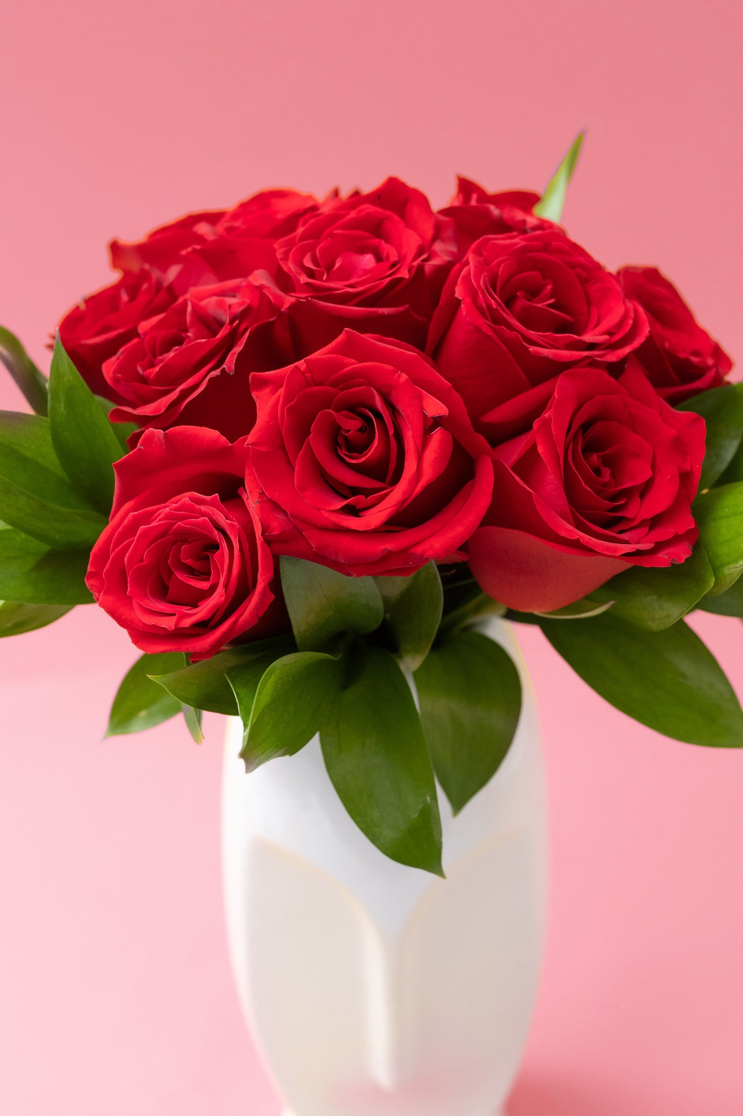 12 Rosas Rojas con Florero de Rostro MOM - Flores