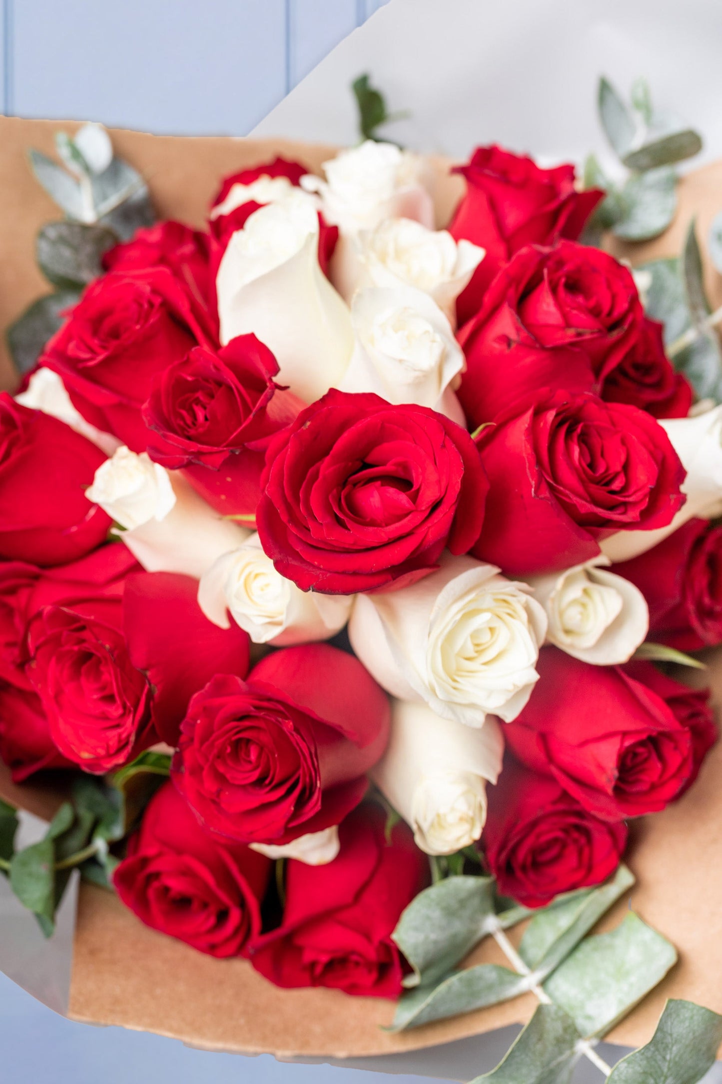 Ramo Buchón - (50 Rosas Roja y Blanca)