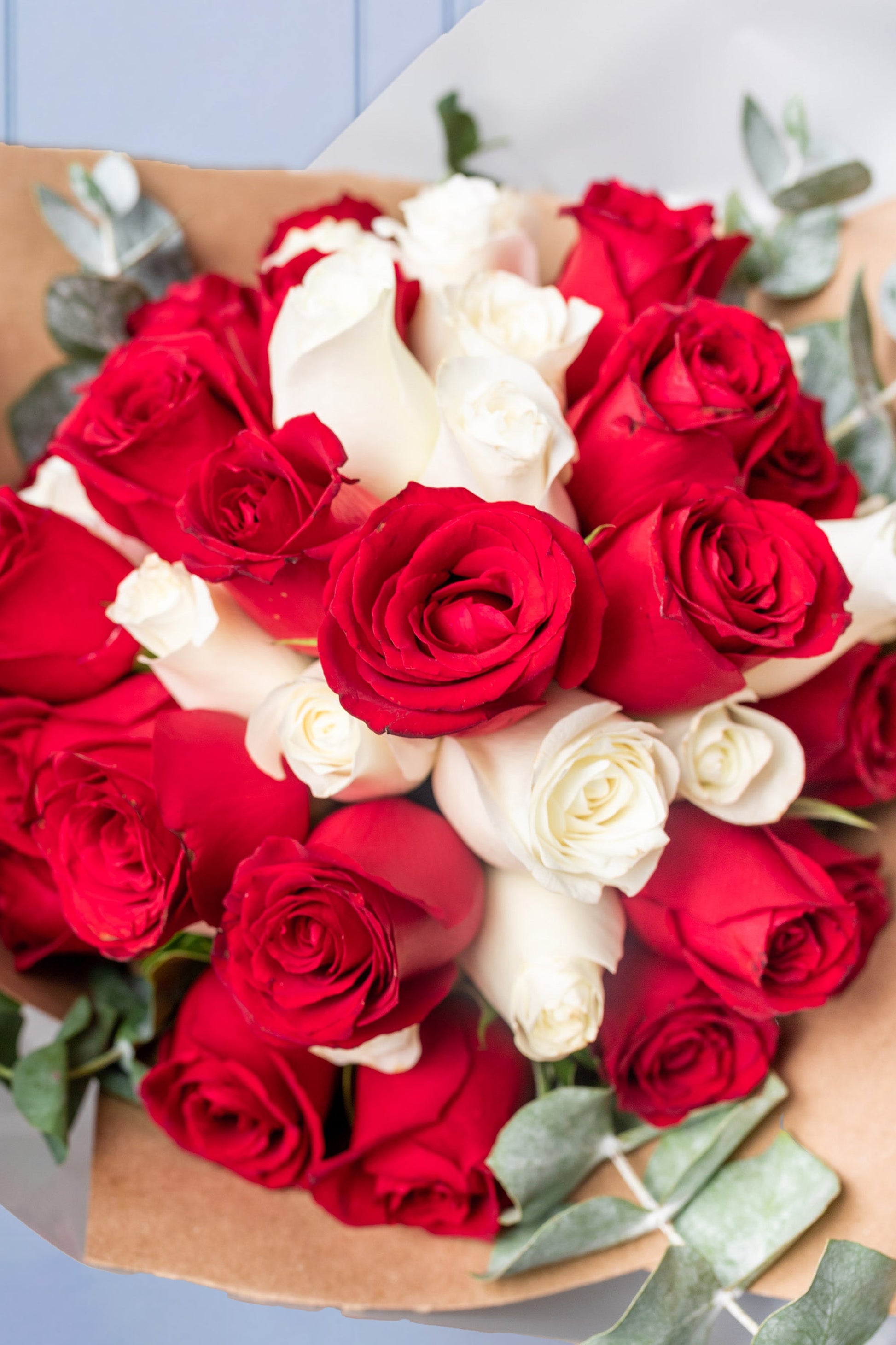Ramo Buchón de Rosas Rojas, Blancas y Rosas: Elegancia Adornada
