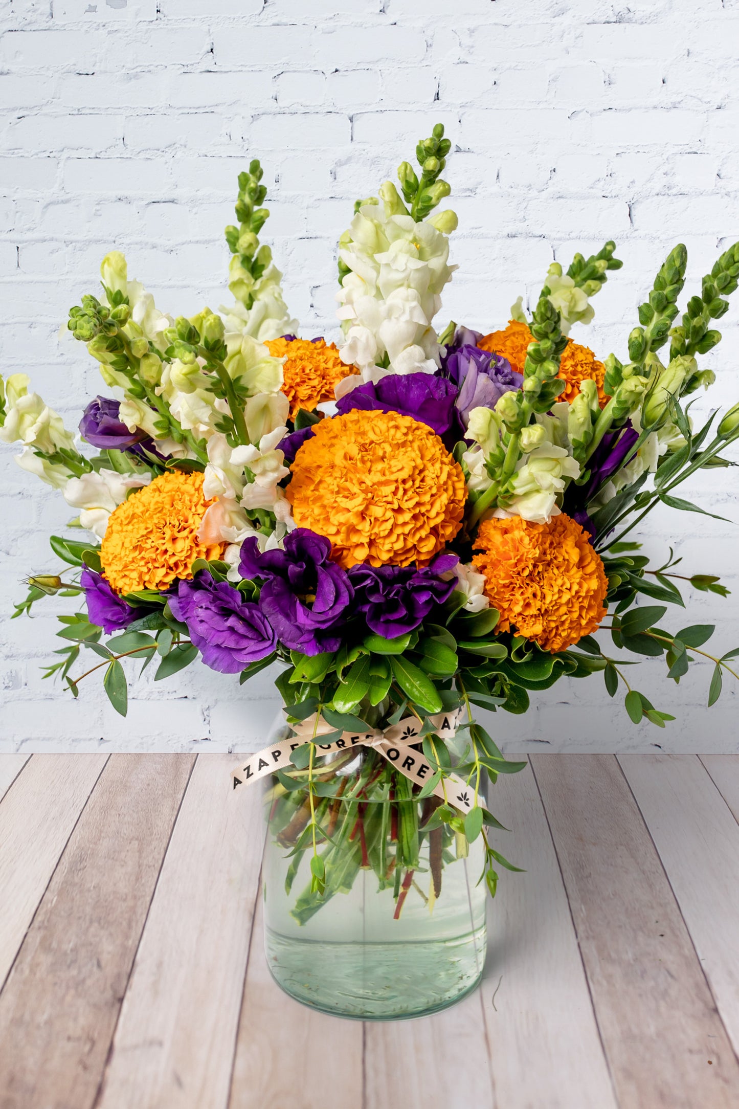 Mictlán - Cempasúchil, Lisianthus Morado y Perrito Blanco