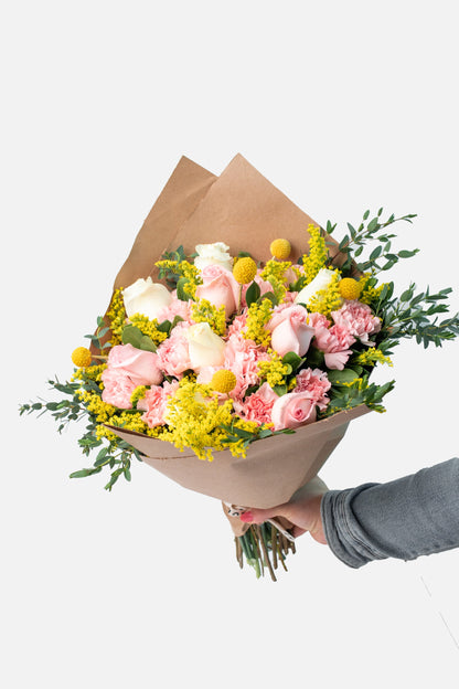 Ramo Creativo - Clavel Rosa y Rosa Blanca, Clarita y Craspedia VALLARTA