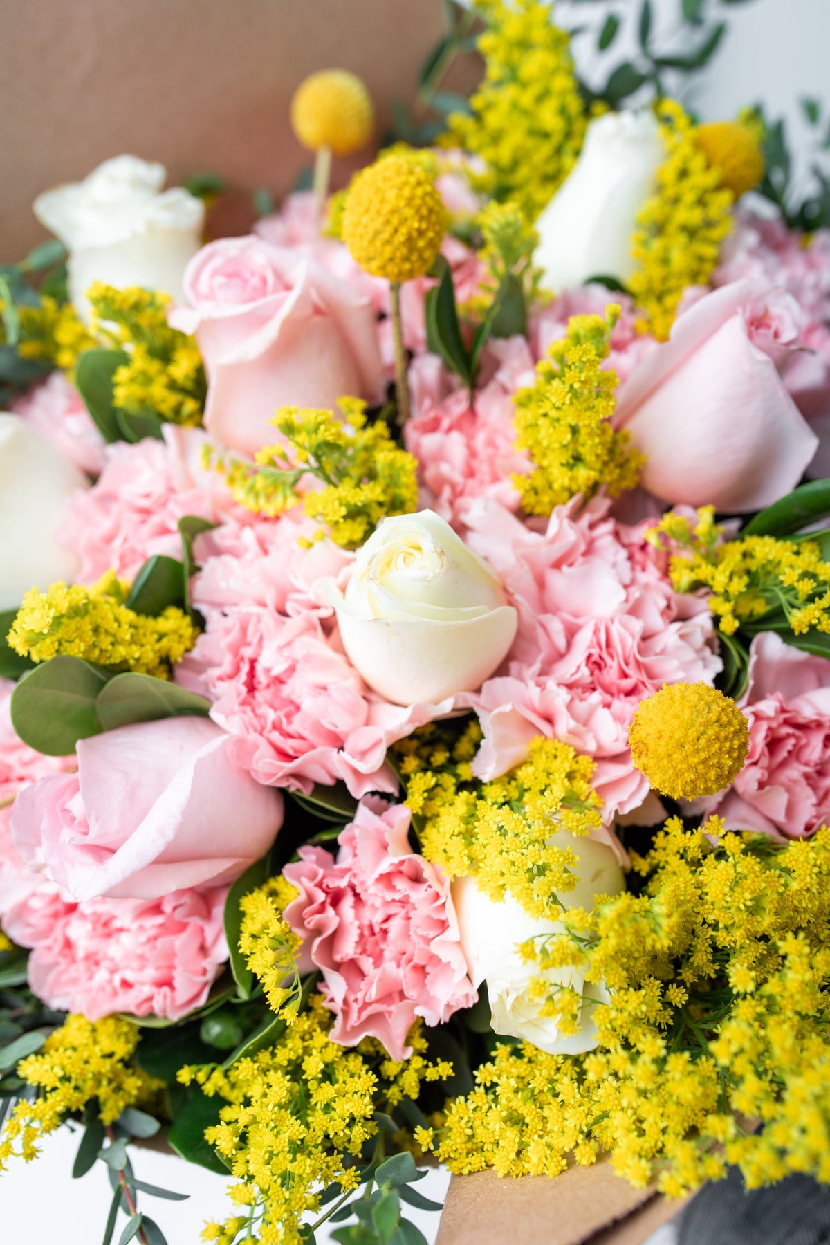 Ramo Creativo - Clavel Rosa y Rosa Blanca, Clarita y Craspedia VALLARTA