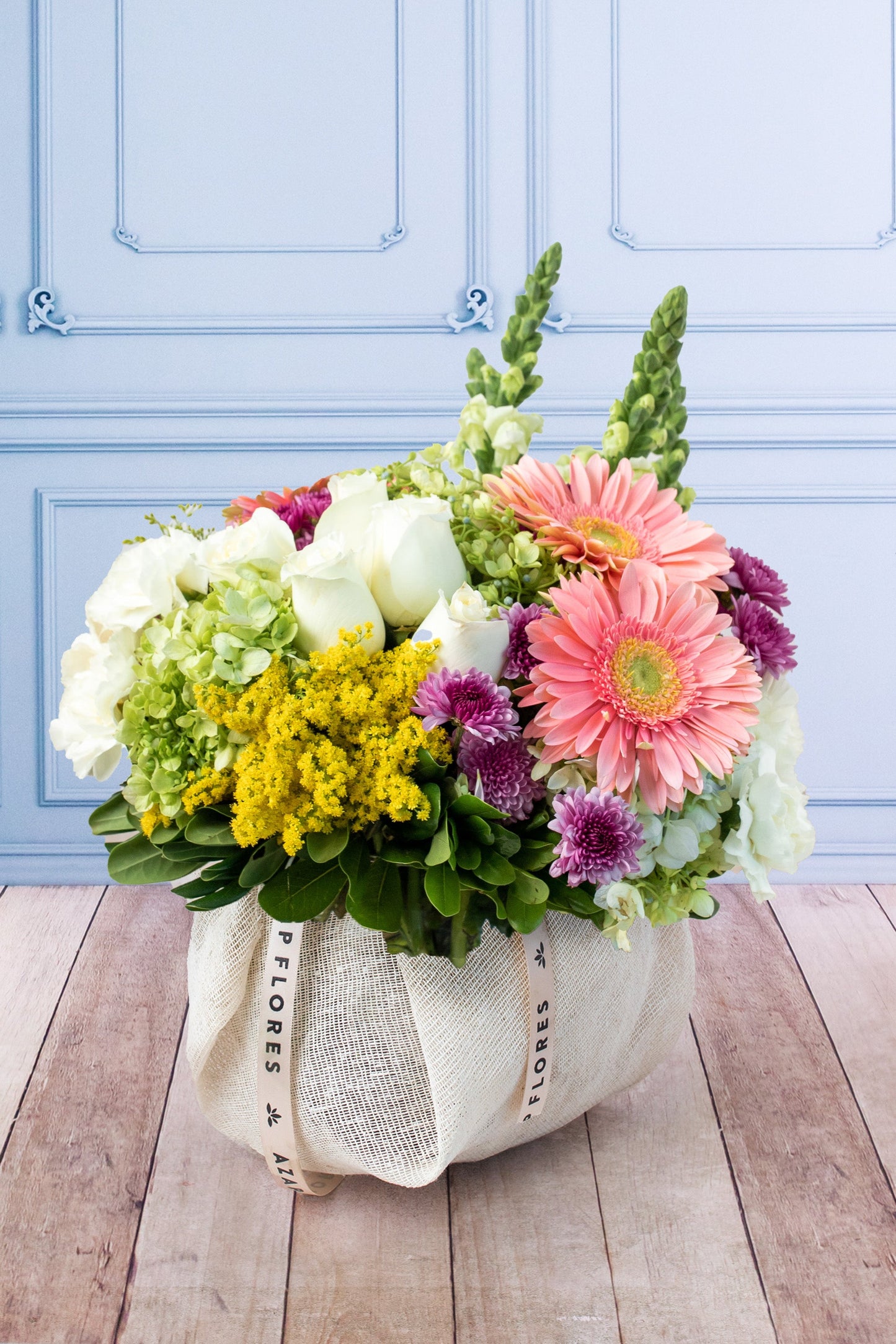 Querida / Gerbera Rosa, Morelianas, Hortensia y Perrito Blanco